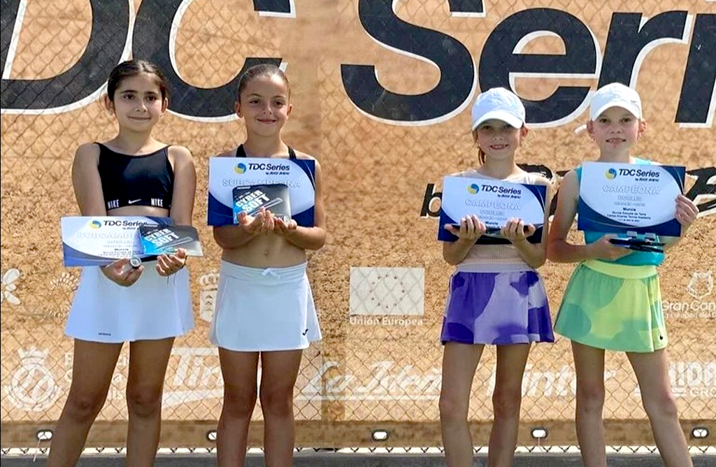 Eva y Sofía Vasilieva, del Club de Tenis Totana, campeonas del Torneo TDC Series en la categoría de dobles